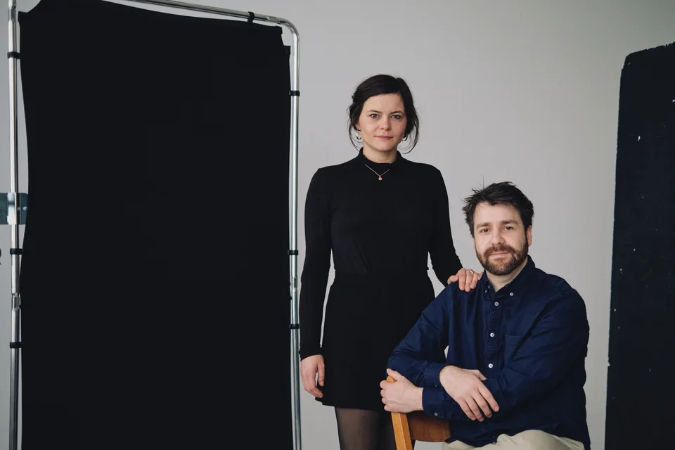 Susanne Aßmann und Robert Schwarz im Studio vor schwarzen Lichtformern