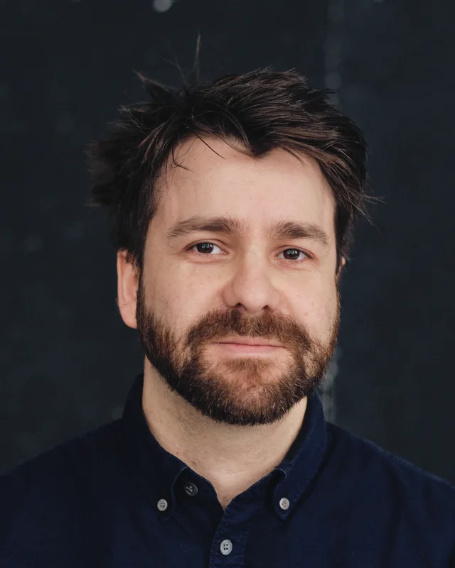 Robert Schwarz, Porträt frontal vor dunklem Studiohintergrund